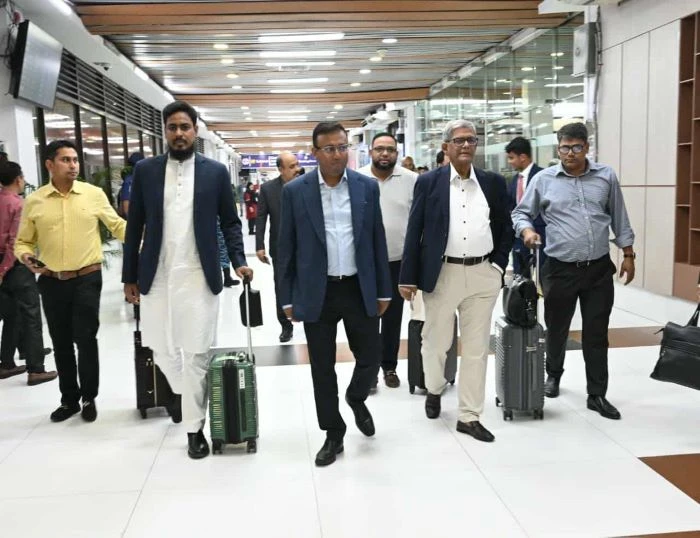 রাতে যুক্তরাষ্ট্রের নিউইয়র্কের উদ্দেশে ঢাকা ত্যাগ করেছেন প্রধান উপদেষ্টা 